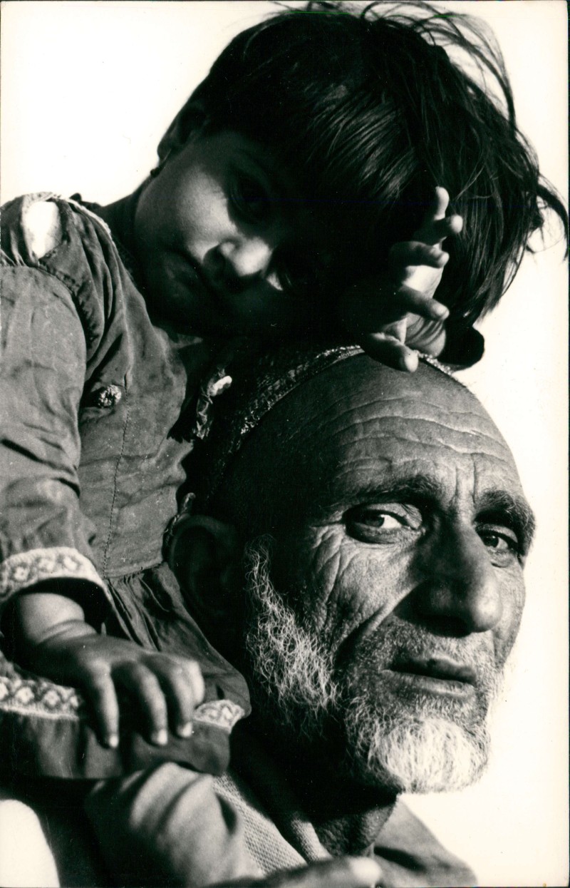 vergrößern: Bildseite historische Ansichtskarte von 1963: Trachten Typen Junge auf Schulter eines alten Mannes::