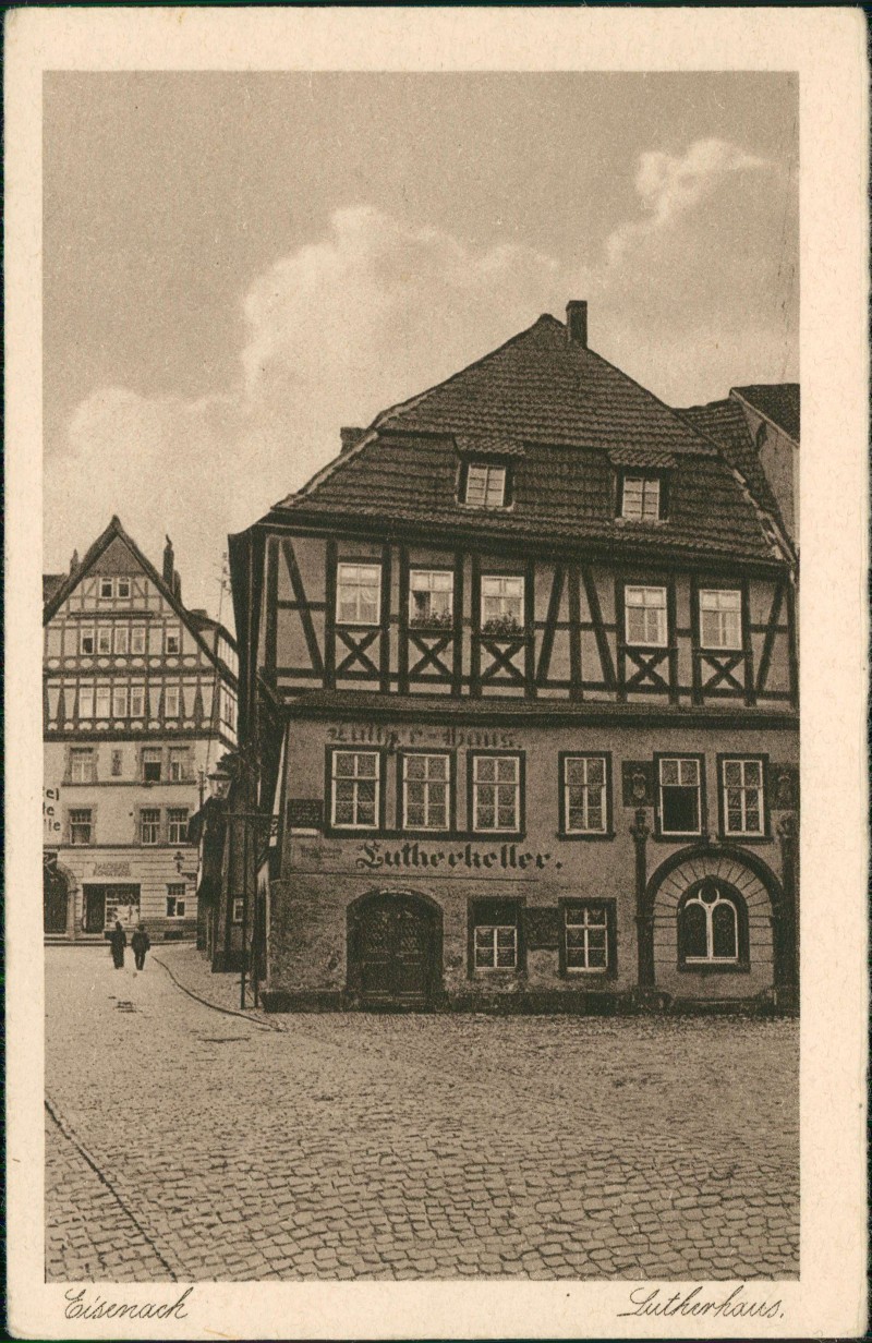 vergrößern: Bildseite historische Ansichtskarte von 1928: Straßenpartie Lutherhaus:: Eisenach
