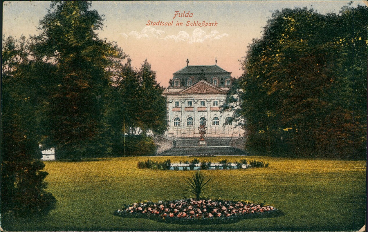 vergrößern: Bildseite historische Ansichtskarte von 1920: Stadtsaal im Schloßpark:: Fulda