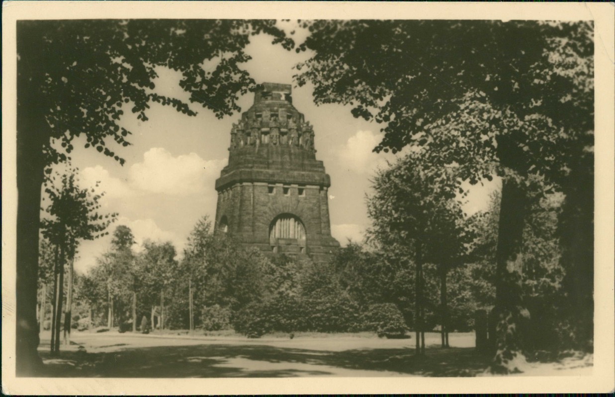 vergrößern: Bildseite historische Ansichtskarte von 1953: Völkerschlachtdenkmal Anlagen:: Leipzig