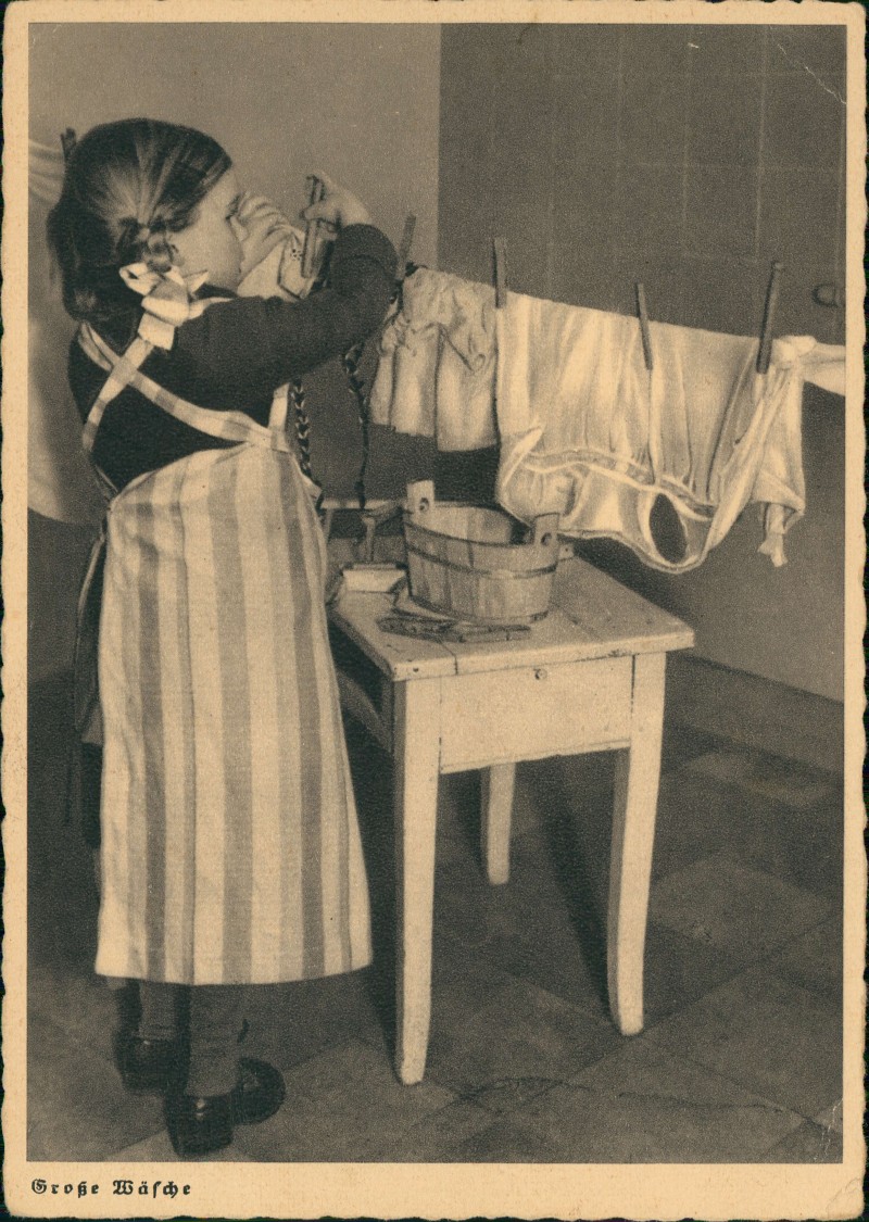 vergrößern: Bildseite historische Ansichtskarte von 1937: Soziales Leben - Kinder Mädchen beim Wäsche aufhängen::
