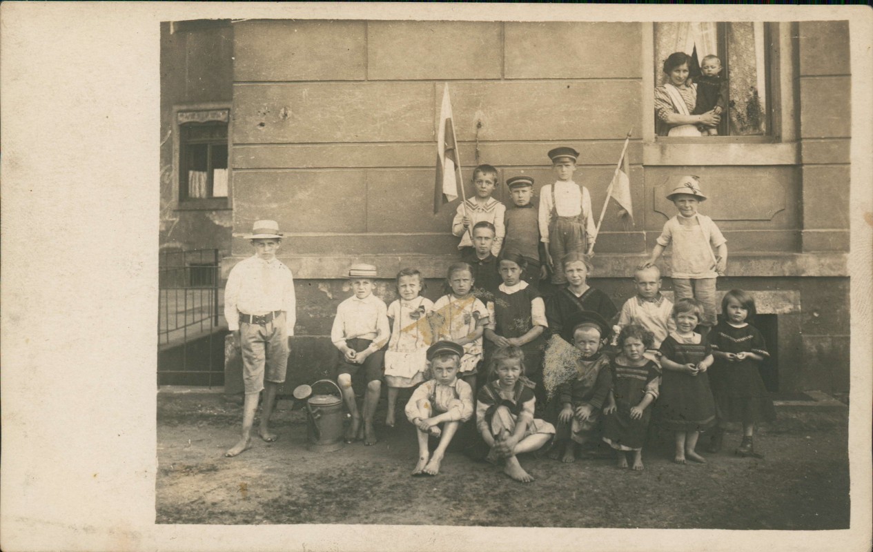 zoom: Image side vintage Postcard from 1915: Kinder mit Fahnen vor Haus Mutter::