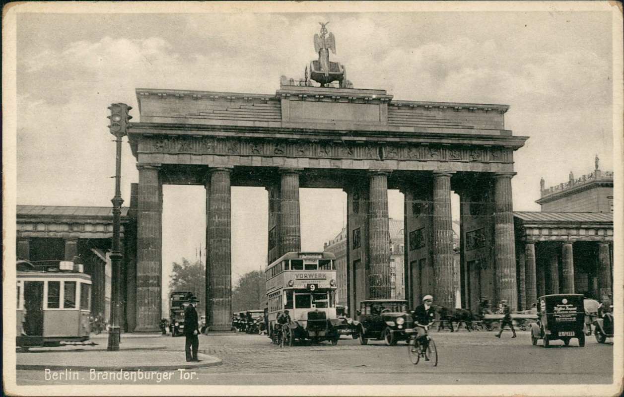 zoom: Image side vintage Postcard from 1939: Brandenburger Tor Bus Straßenbahn Verkehr:: Mitte-Berlin
