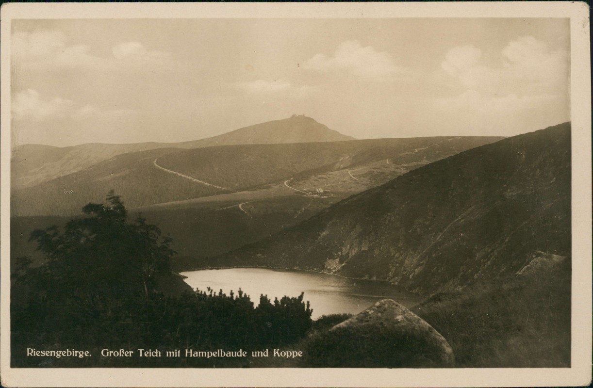 vergrößern: Bildseite historische Ansichtskarte von 1932: Riesengebirge. Großer Teich mit Hampelbaude und Koppe:: Brückenberg-Krummhübel