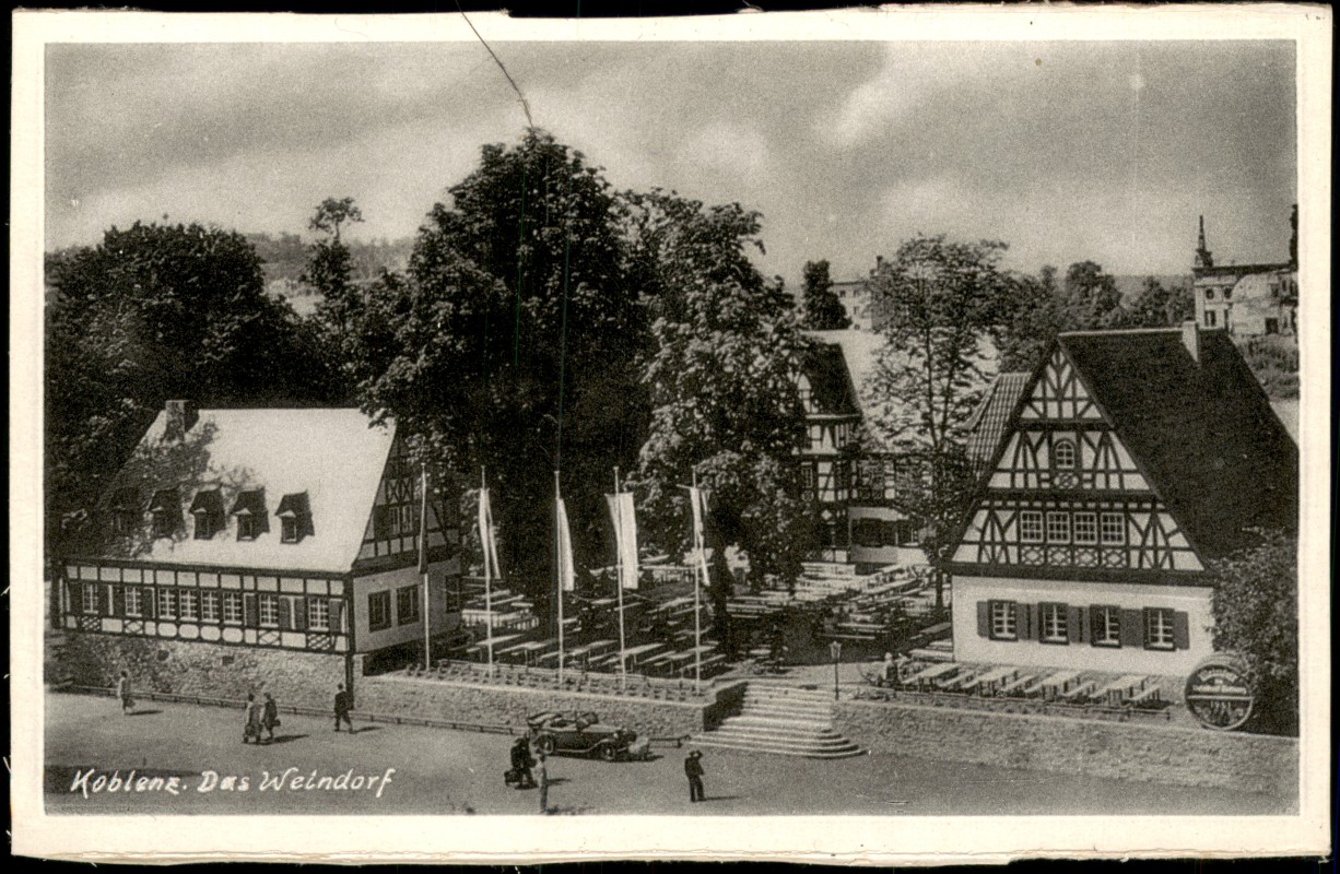 zoom: Image side vintage Postcard from 1940: Weindorf Straßen-Ansicht Auto Lokalität:: Coblenz
