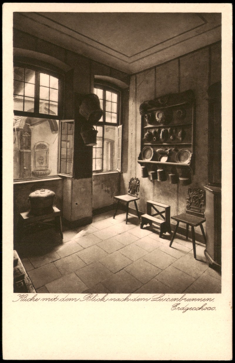 vergrößern: Bildseite historische Ansichtskarte von 1920: Goethehaus Innenansicht Küche mit dem Blick zum Luisenbrunnen Erdgeschoss:: Frankfurt am Main