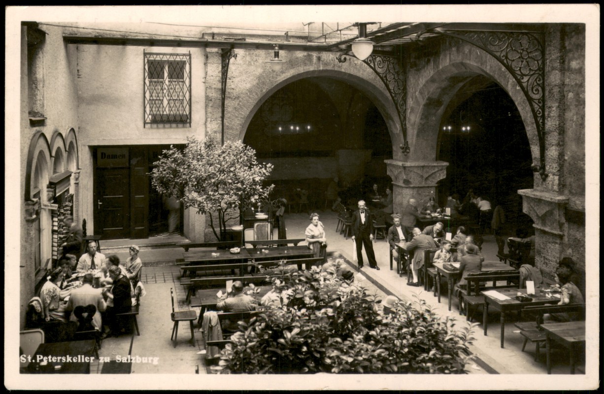 vergrößern: Bildseite historische Ansichtskarte von 1941: Peterkeller - Innenhof:: Salzburg