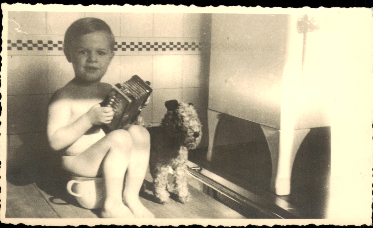 zoom: Image side vintage Postcard from 1943: Menschen Soziales Leben Kind auf Töpfchen macht Musik mit Stofftier::