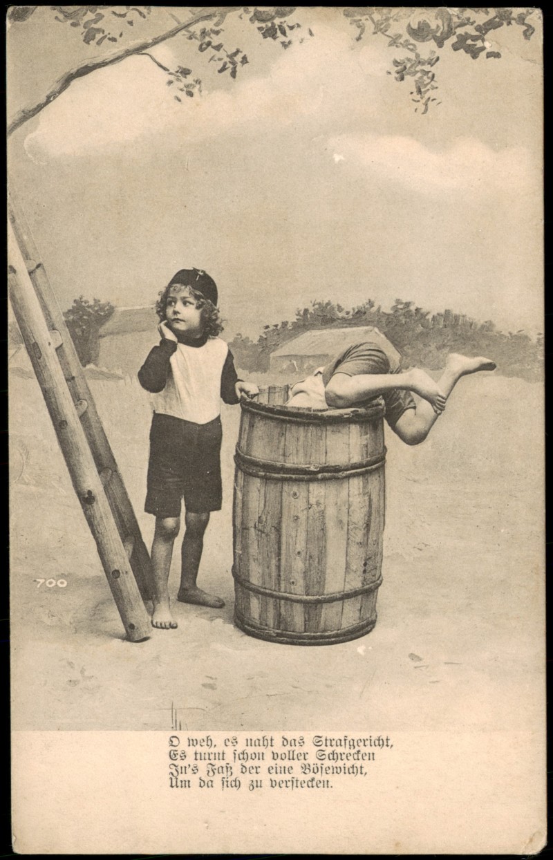 vergrößern: Bildseite historische Ansichtskarte von 1900: Fotokunst Kinderspiel Kinder Kind versteckt sich im Fass::