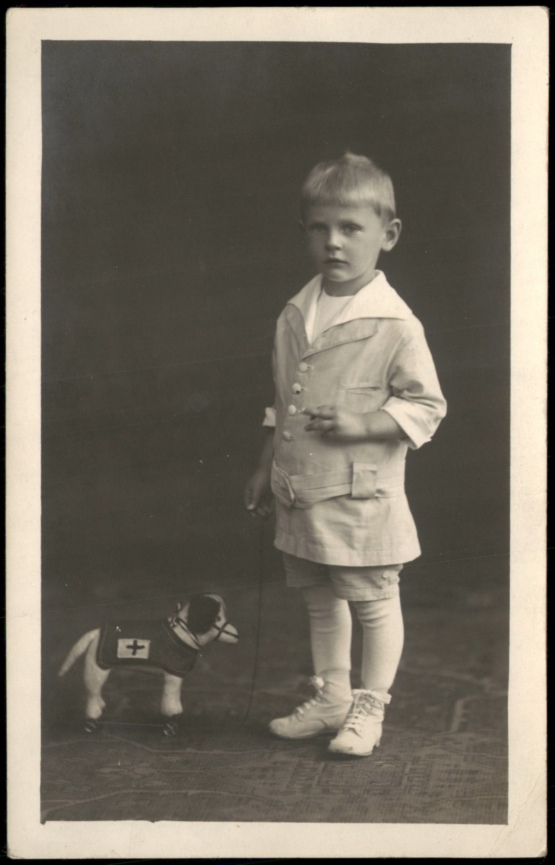 zoom: Image side vintage Postcard from 1910: Menschen Soziales Leben Fotokunst Junge zieht Stoffhund mit Kleidung::