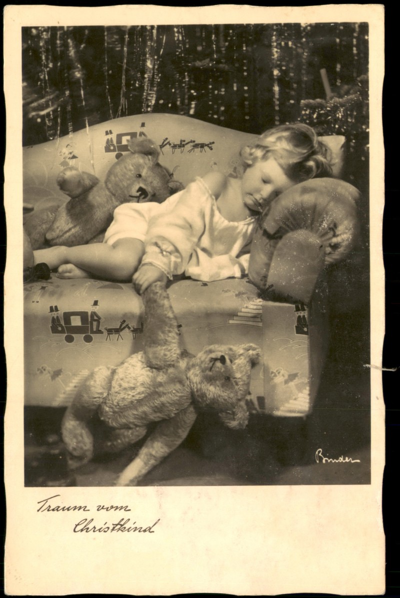 zoom: Image side vintage Postcard from 1933: Fotokunst (Meisteraufnahmen) Traum Christkind Mädchen mit 2 Teddybären auf Couch schlafend::