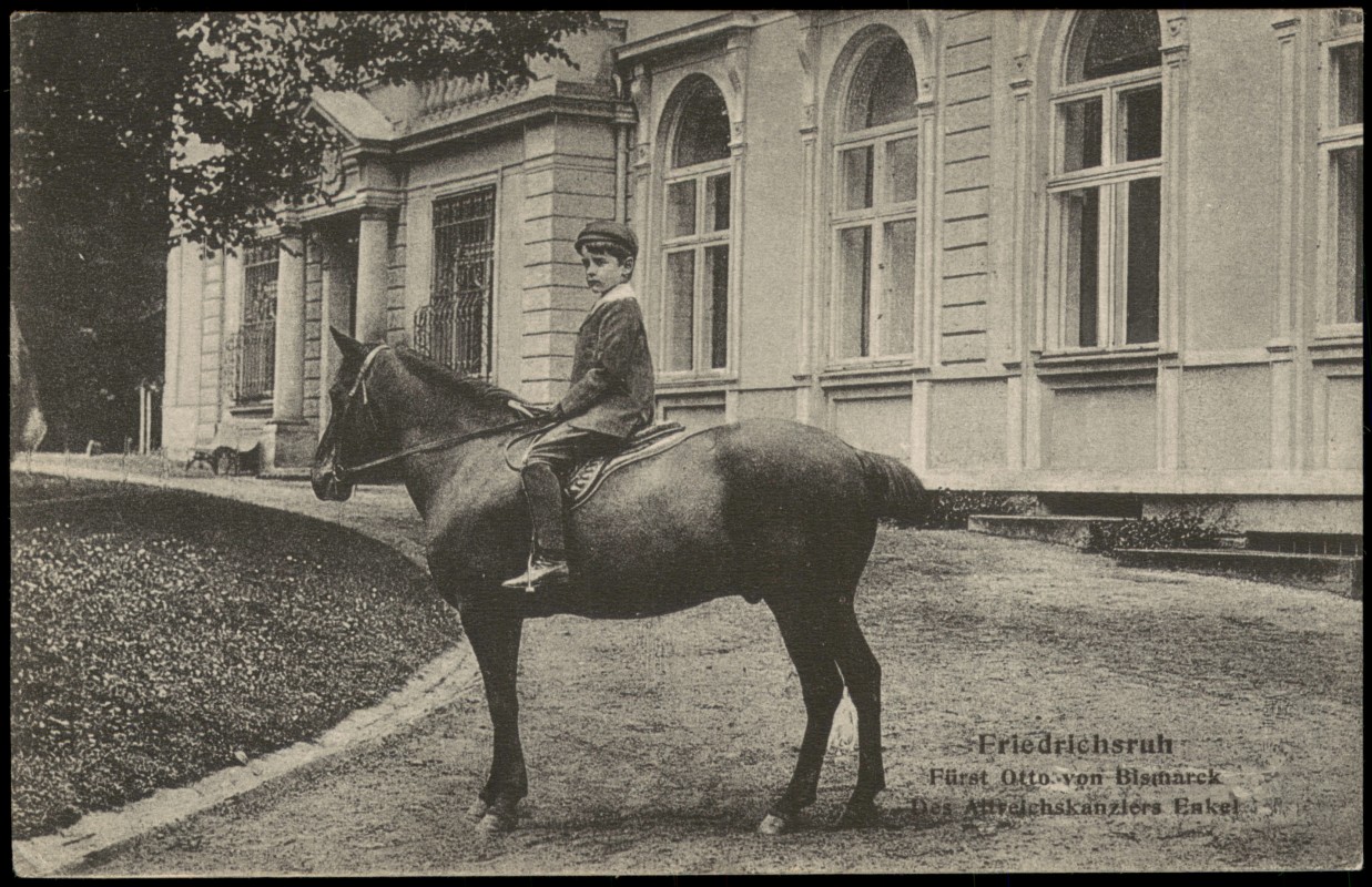 zoom: Image side vintage Postcard from 1910: Fürst Otto von Bismarck Altreichskanzlers Enkel auf Pferd:: Friedrichsruh