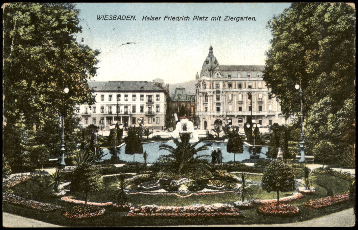 zoom: Image side vintage Postcard from 1916: Kaiser Friedrich Platz mit Ziergarten:: Wiesbaden