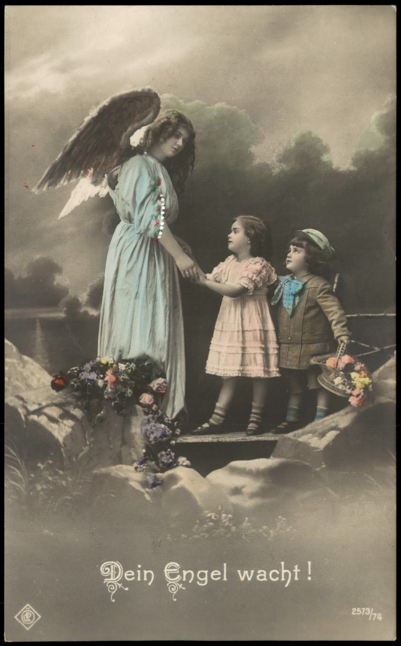 vergrößern: Bildseite historische Ansichtskarte von 1910: Dein Engel wacht! kolorierte Fotokunst mit Kindern::