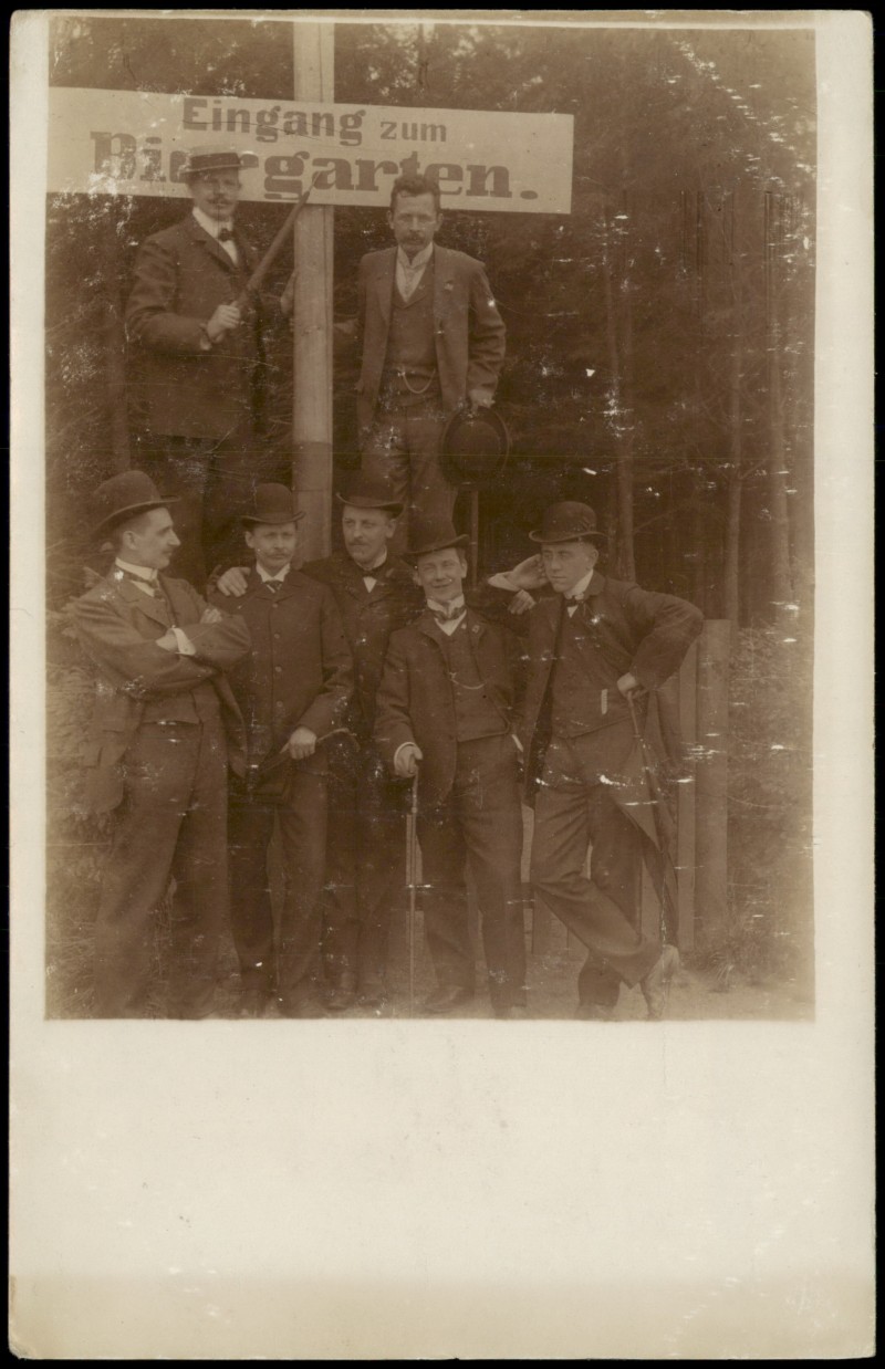 vergrößern: Bildseite historische Ansichtskarte von 1910: Menschen Soziales Leben Männer mit Hüten im BIERGARTEN Gruppenfoto Privatfoto AK::