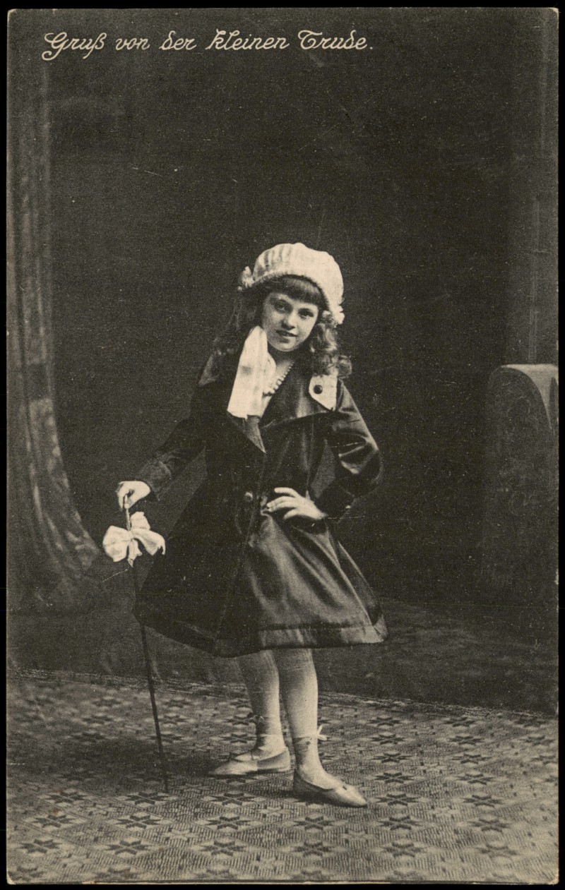 vergrößern: Bildseite historische Ansichtskarte von 1910: Fotokunst Mädchen mit Mütze posiert Gruß von der kleinen Trude::