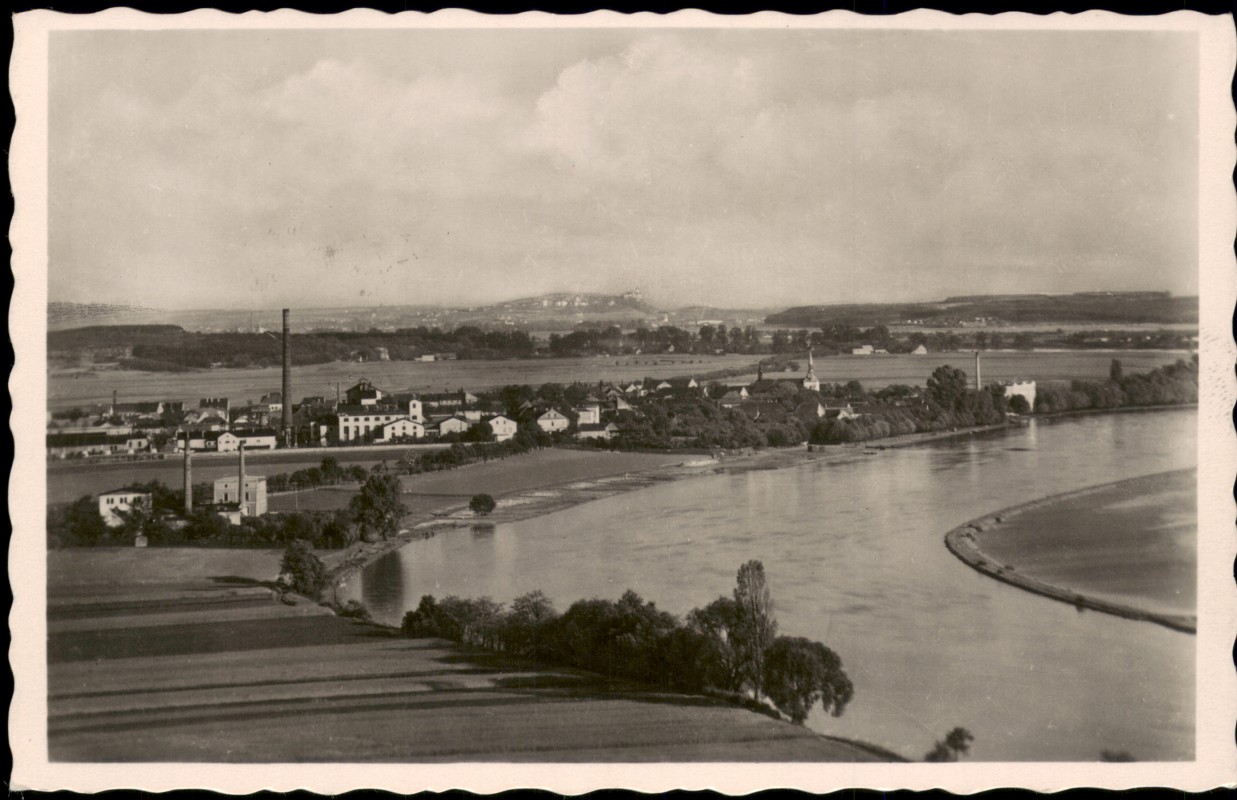 vergrößern: Bildseite historische Ansichtskarte von 1938: Elbe mit Melnik. Fabrikanlage:: Wegstädtl