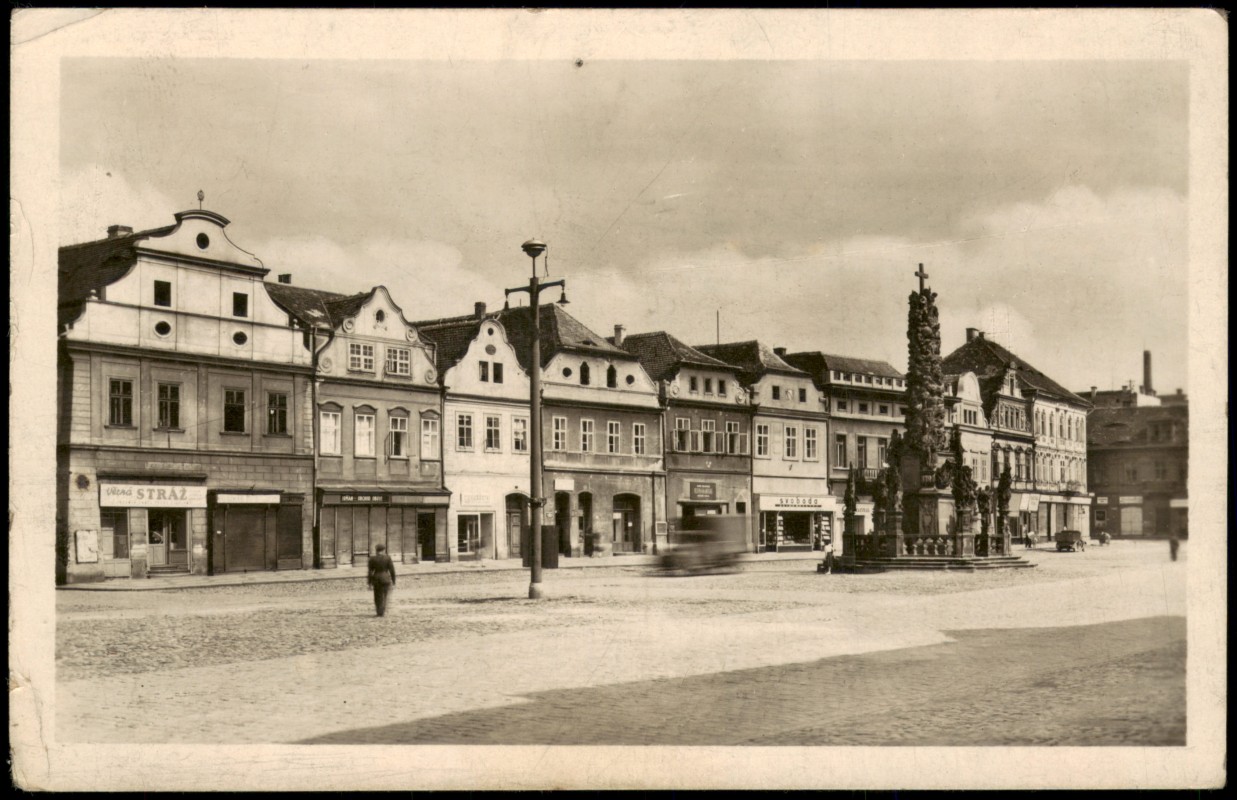 vergrößern: Bildseite historische Ansichtskarte von 1950: Marktplatz - Fotokarte:: Saaz (Eger)