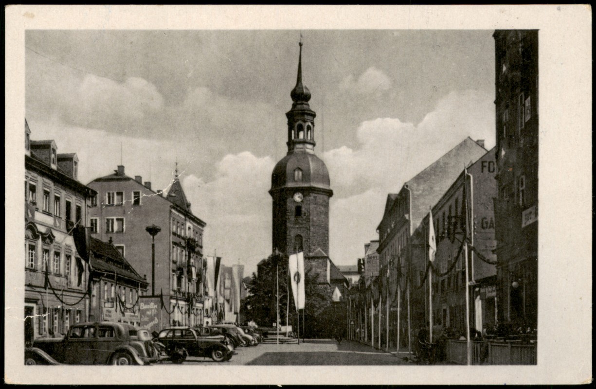 vergrößern: Bildseite historische Ansichtskarte von 1955: Marktplatz Fahnenschmuck Auto:: Bad Schandau