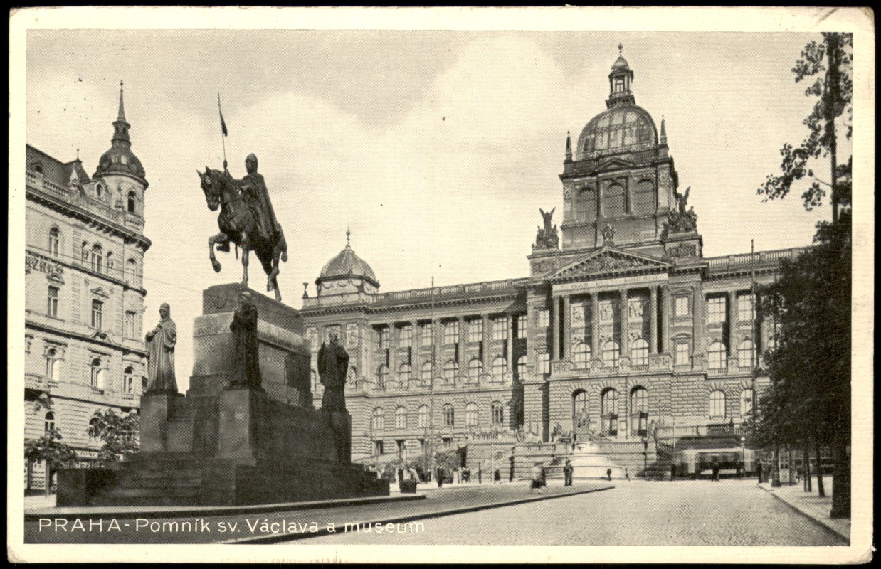 vergrößern: Bildseite historische Ansichtskarte von 1935: Denkmal Pomník sv. Václava a museum:: Prag