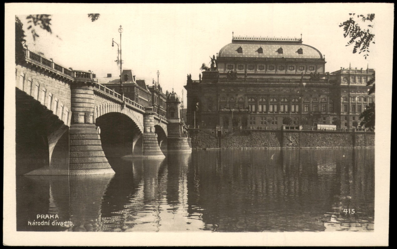 zoom: Image side vintage Postcard from 1940: Národní divadlo Nationaltheater von der Brücke aus:: Prague