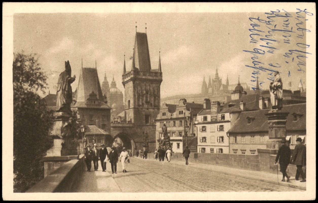 vergrößern: Bildseite historische Ansichtskarte von 1928: Auf der Karlsbrücke Karlův most:: Prag