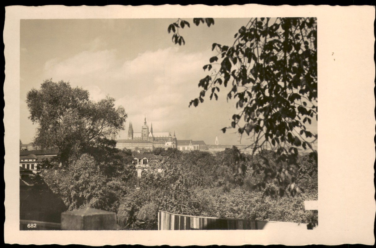 vergrößern: Bildseite historische Ansichtskarte von 1942: Fernblick auf den Hradschin Hradčany:: Burgstadt-Prag
