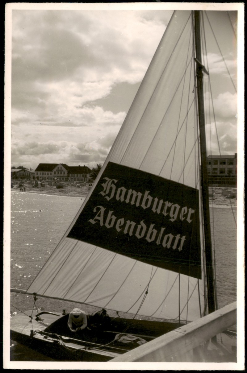 vergrößern: Bildseite historische Ansichtskarte von 1960: Segelboot mit Reklame Hamburger Abendblatt am Strand:: Niendorf