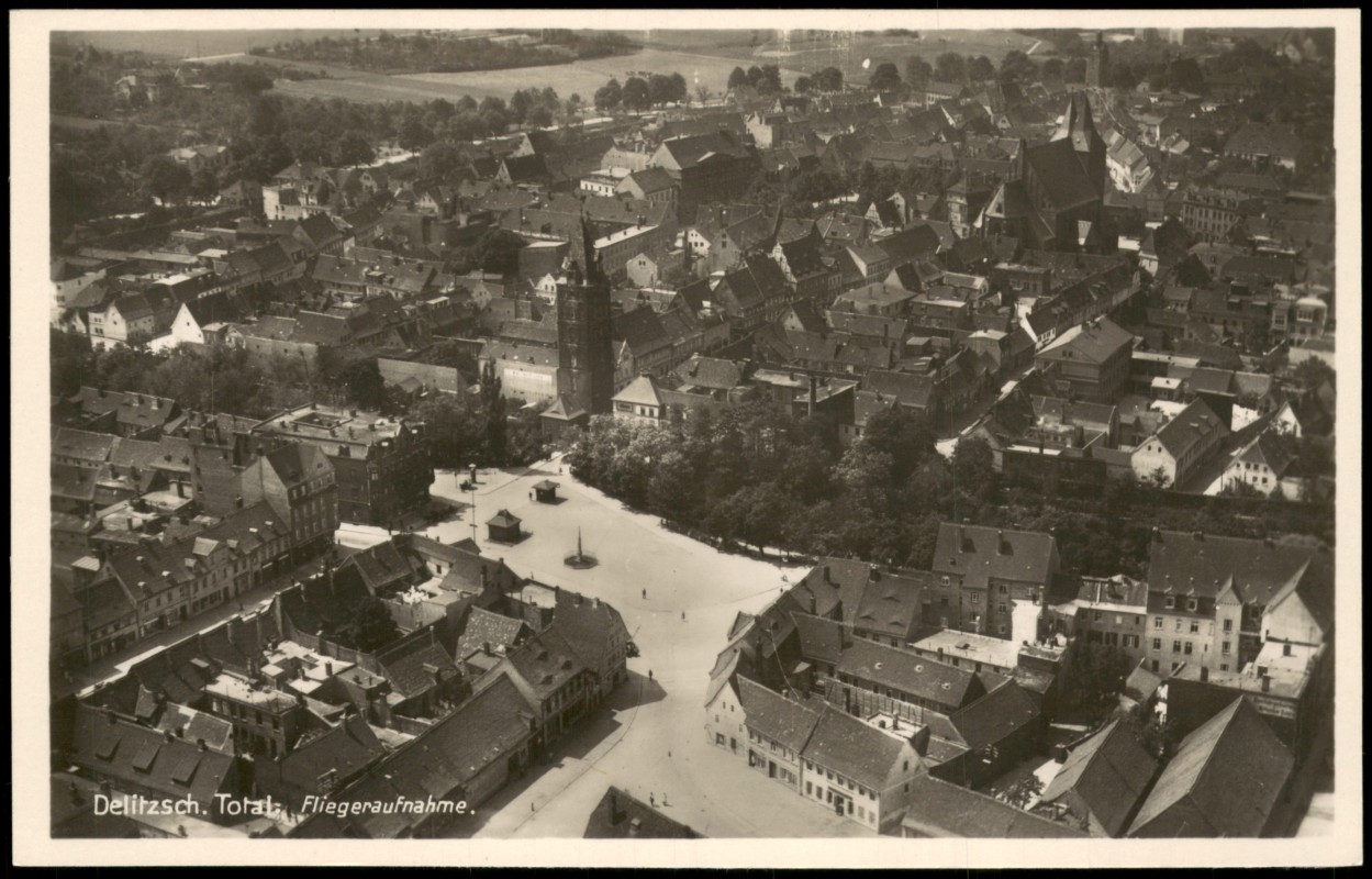 vergrößern: Bildseite historische Ansichtskarte von 1930: Luftbild Luftaufnahme Totale Fliegeraufnahme:: Delitzsch