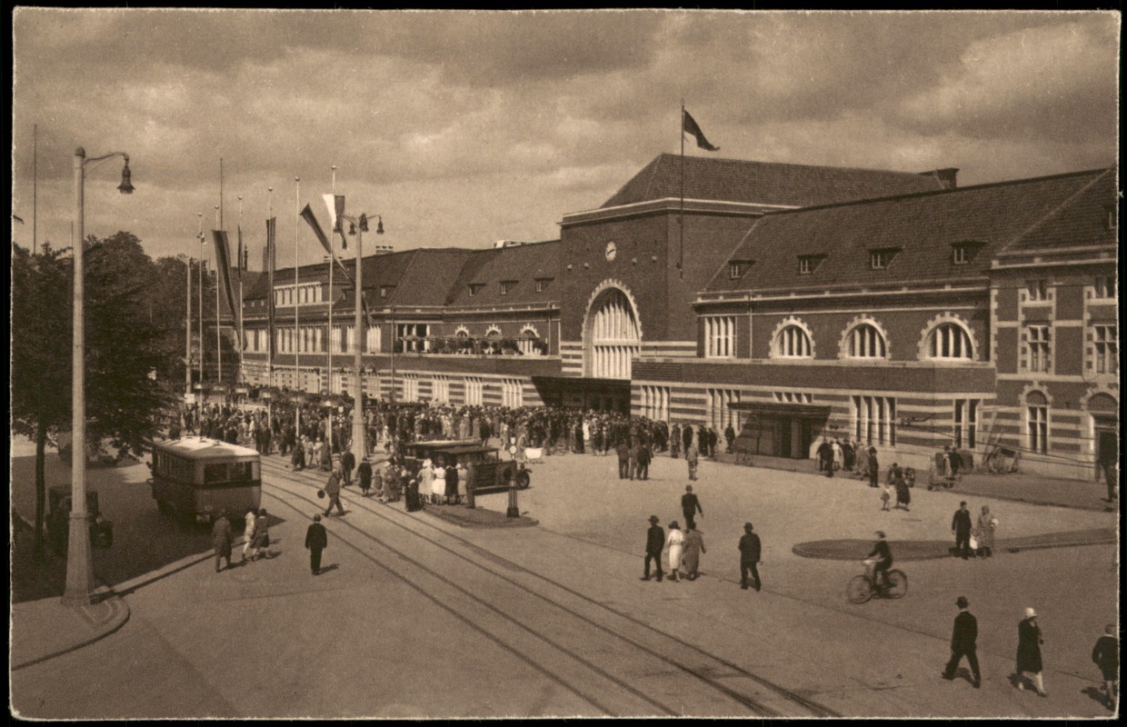 zoom: Image side vintage Postcard from 1930: Hauptbahnhof Bus belebt:: Münster (Westphalia)