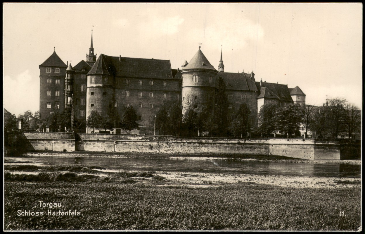 zoom: Image side vintage Postcard from 1928: Schloss Hartenfels, Seitenansicht - Fotokarte:: Torgau