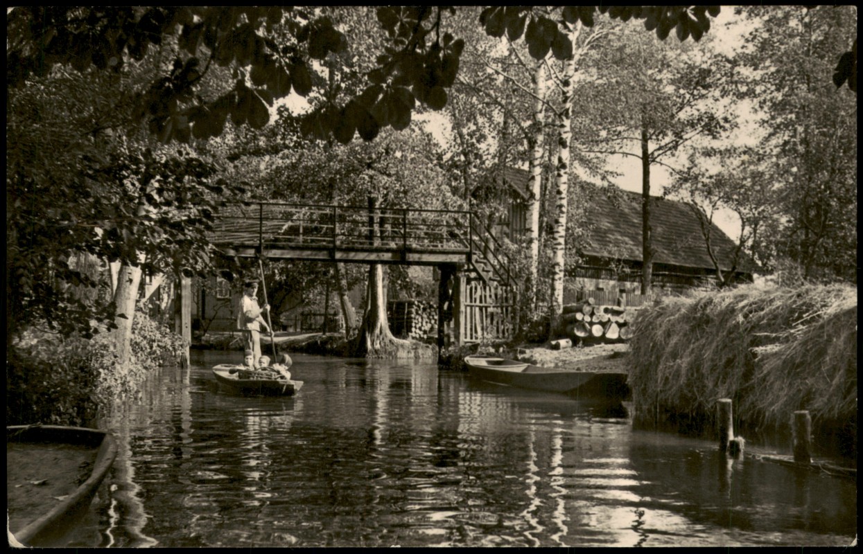 vergrößern: Bildseite historische Ansichtskarte von 1959: Kahnfahrt im Ort:: Leipe-Lübbenau (Spreewald)