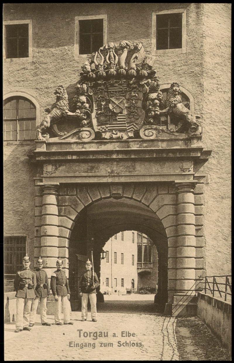 vergrößern: Bildseite historische Ansichtskarte von 1910: Schloss Hartenfels Wachleute am Schloss Eingang:: Torgau