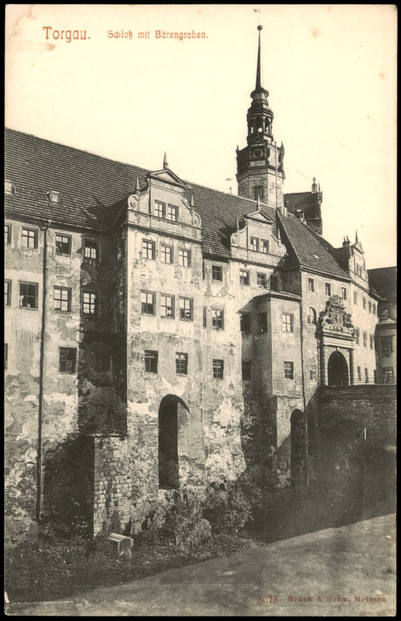 vergrößern: Bildseite historische Ansichtskarte von 1910: Schloß mit Bärengraben Castle Hartenfels:: Torgau