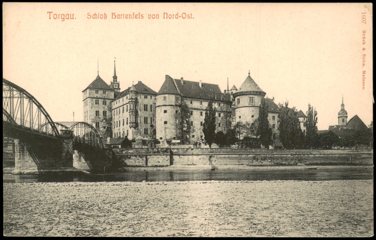 vergrößern: Bildseite historische Ansichtskarte von 1905: Schloss Hartenfels von der Elbe Brücke aus gesehen:: Torgau
