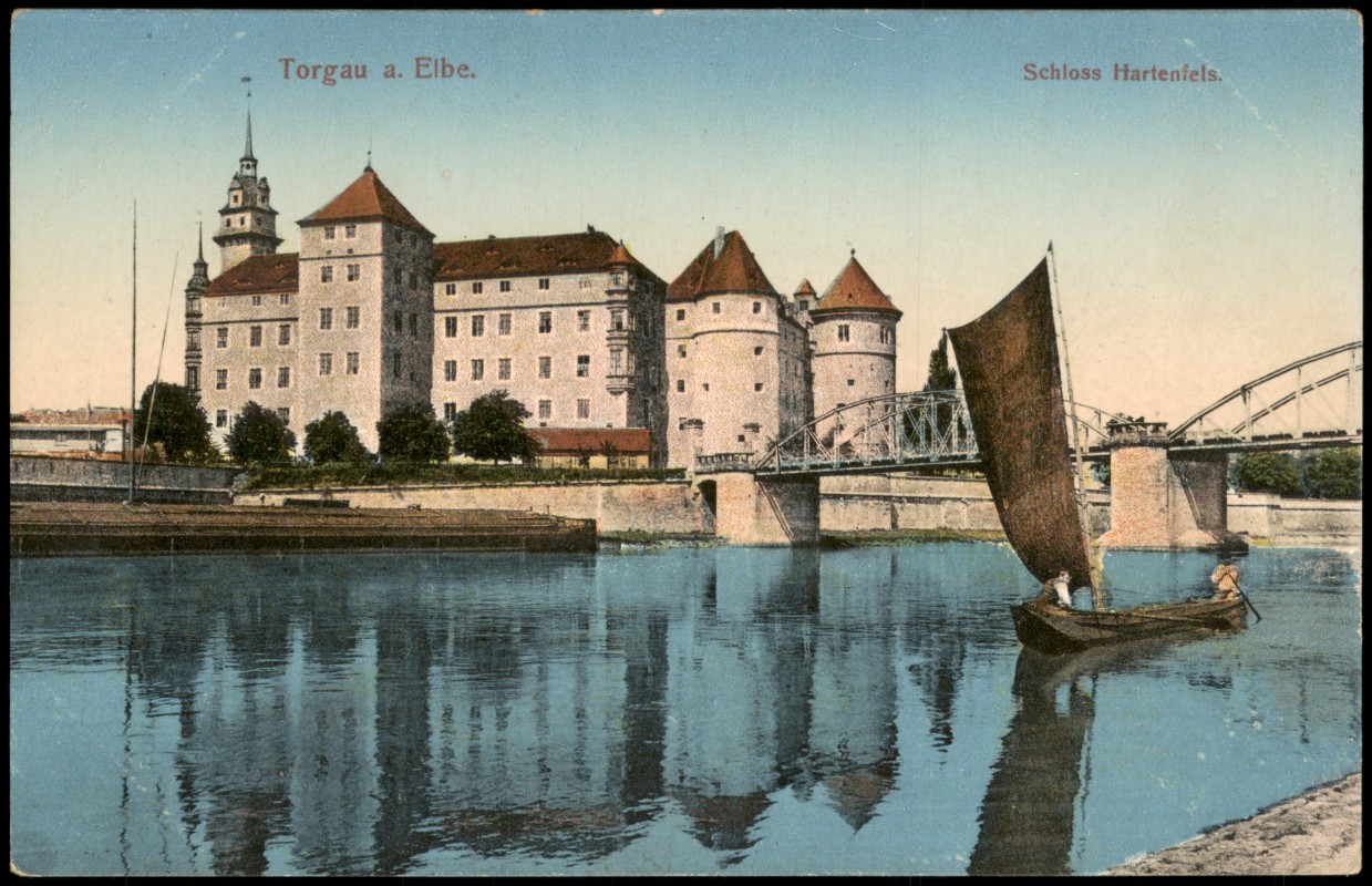 zoom: Image side vintage Postcard from 1910: Schloss Hartenfels, Segelboot auf Elbe davor:: Torgau