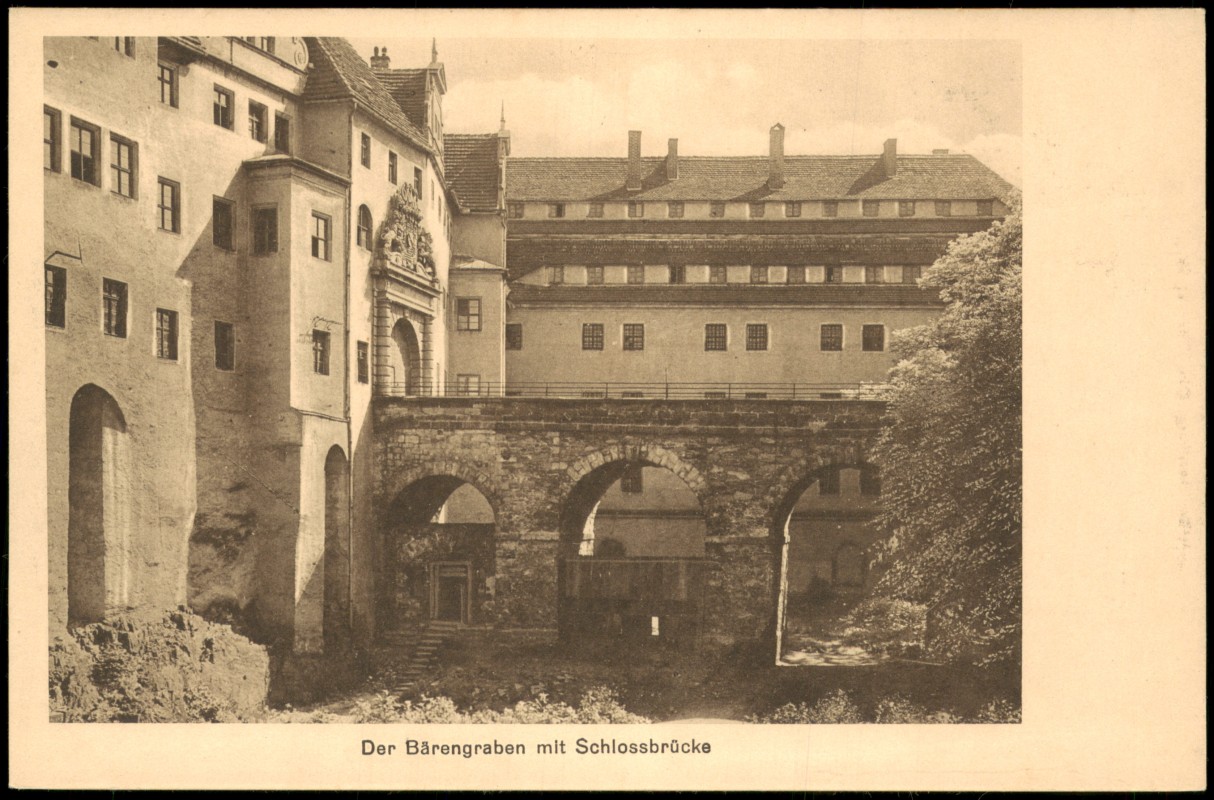 zoom: Image side vintage Postcard from 1910: Schloss Hartenfels Der Bärengraben mit Schlossbrücke:: Torgau