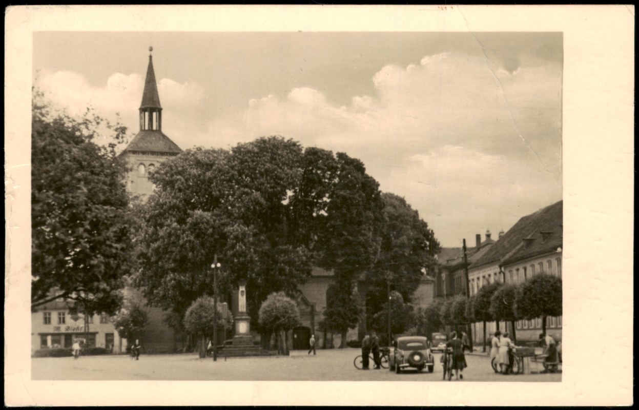 vergrößern: Bildseite historische Ansichtskarte von 1956: Ortsansicht mit Markt zur DDR-Zeit:: Jessen