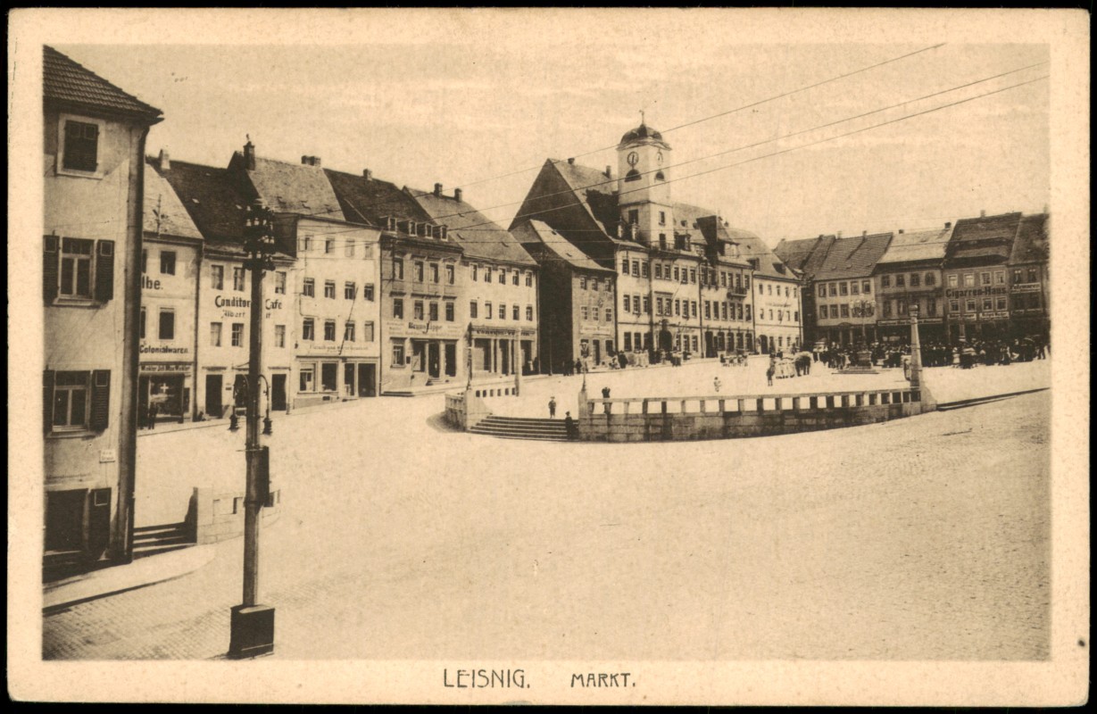 vergrößern: Bildseite historische Ansichtskarte von 1920: Marktplatz Markt Geschäfte Lokale:: Leisnig
