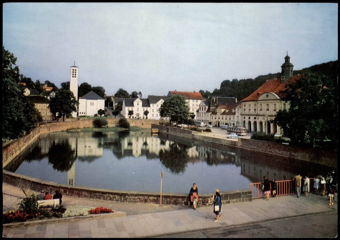 vergrößern: Bildseite historische Ansichtskarte von 1980: 3522 Weserbergland Hafen mit Ev. Kirche und Rathaus:: Hummersen (Weserbergland)-Lügde (Westfalen)