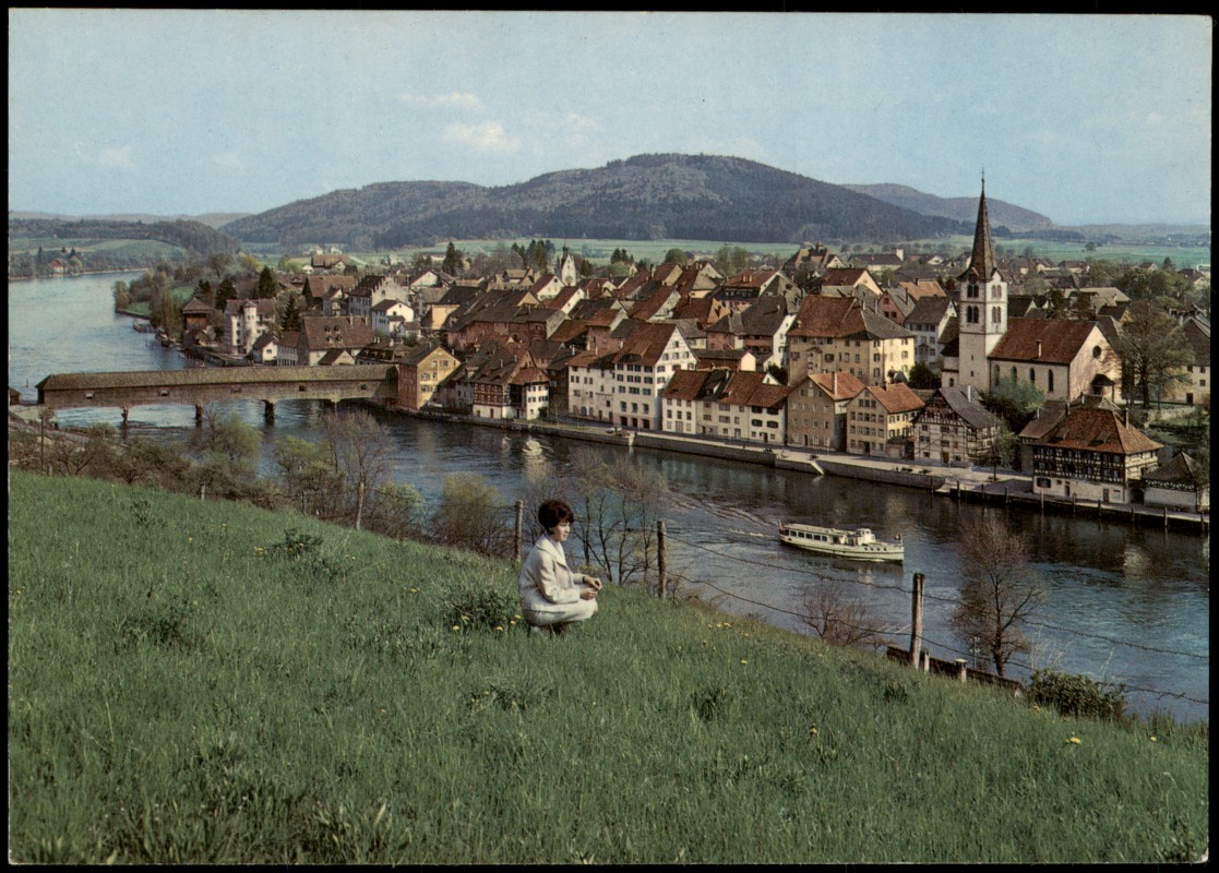 zoom: Image side vintage Postcard from 1970: Panorama-Ansicht, Frau auf der Wiese:: Diessenhofen
