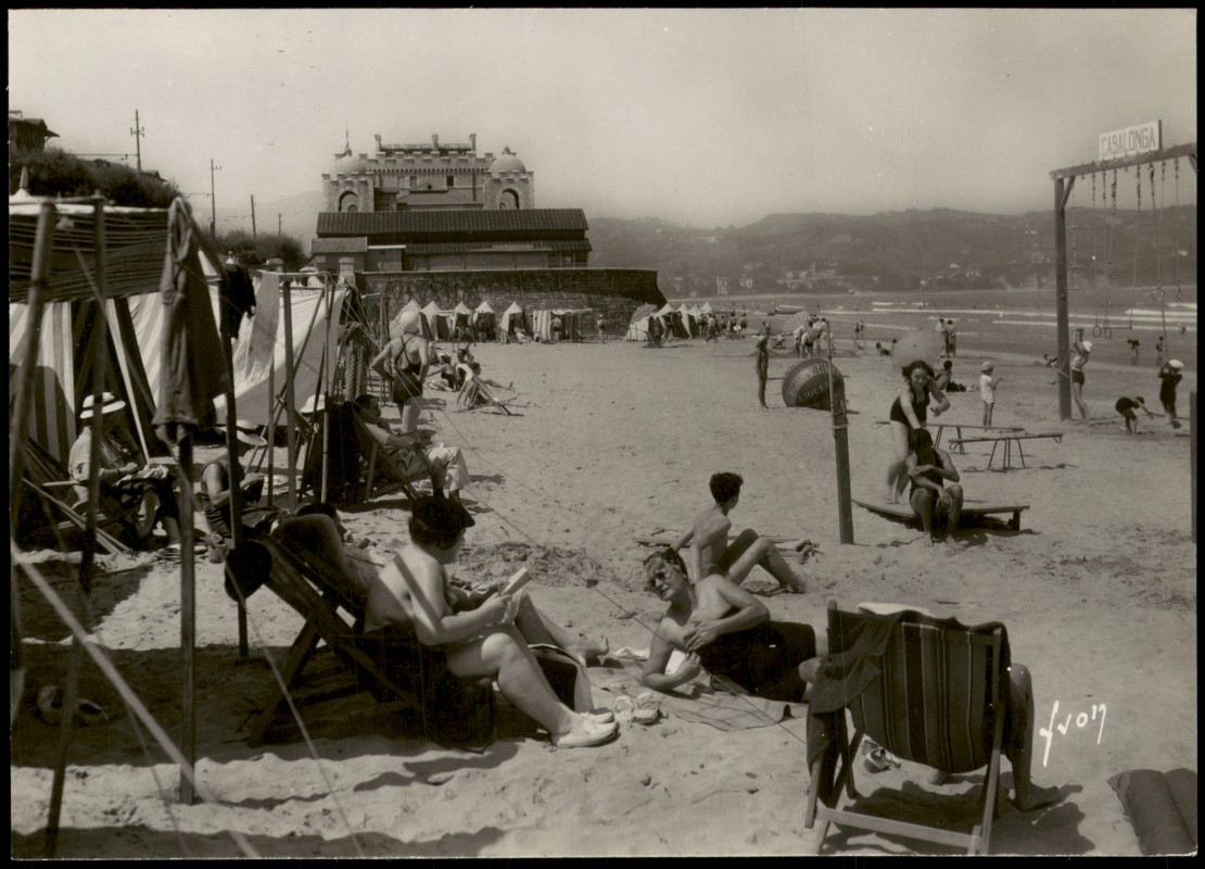 vergrößern: Bildseite historische Ansichtskarte von 1940: La Plage et le Casino:: Hendaye