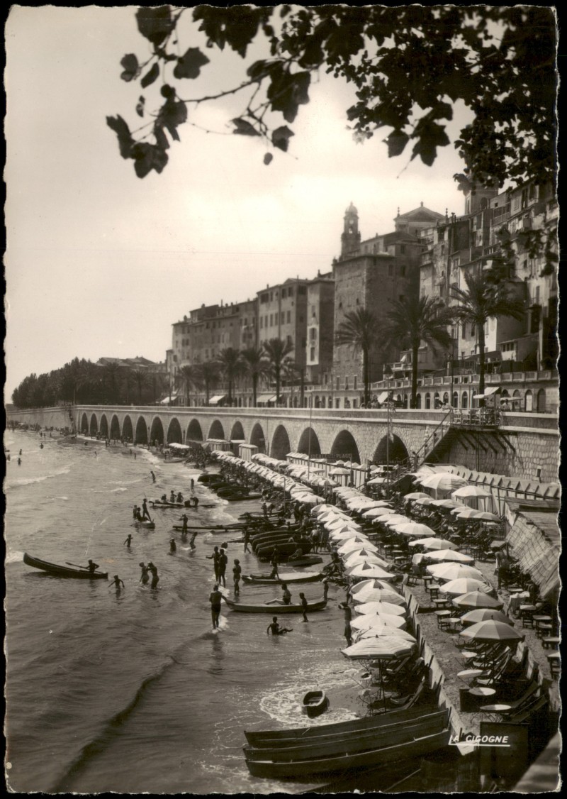 vergrößern: Bildseite historische Ansichtskarte von 1950: Plage des Sablettes et la Vieille Ville:: Menton
