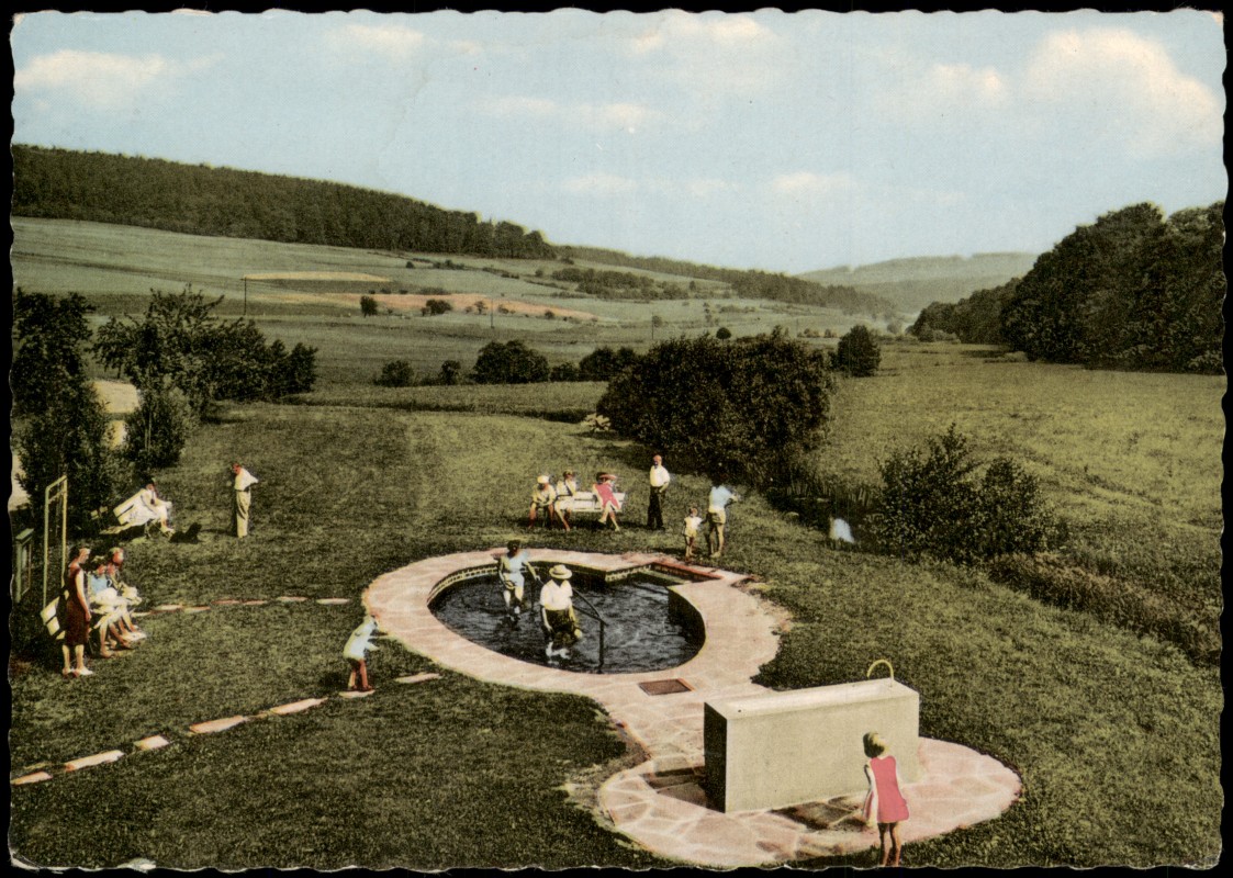 vergrößern: Bildseite historische Ansichtskarte von 1967: Wassertreten auf einer Wiese:: Appenfeld-Knüllwald