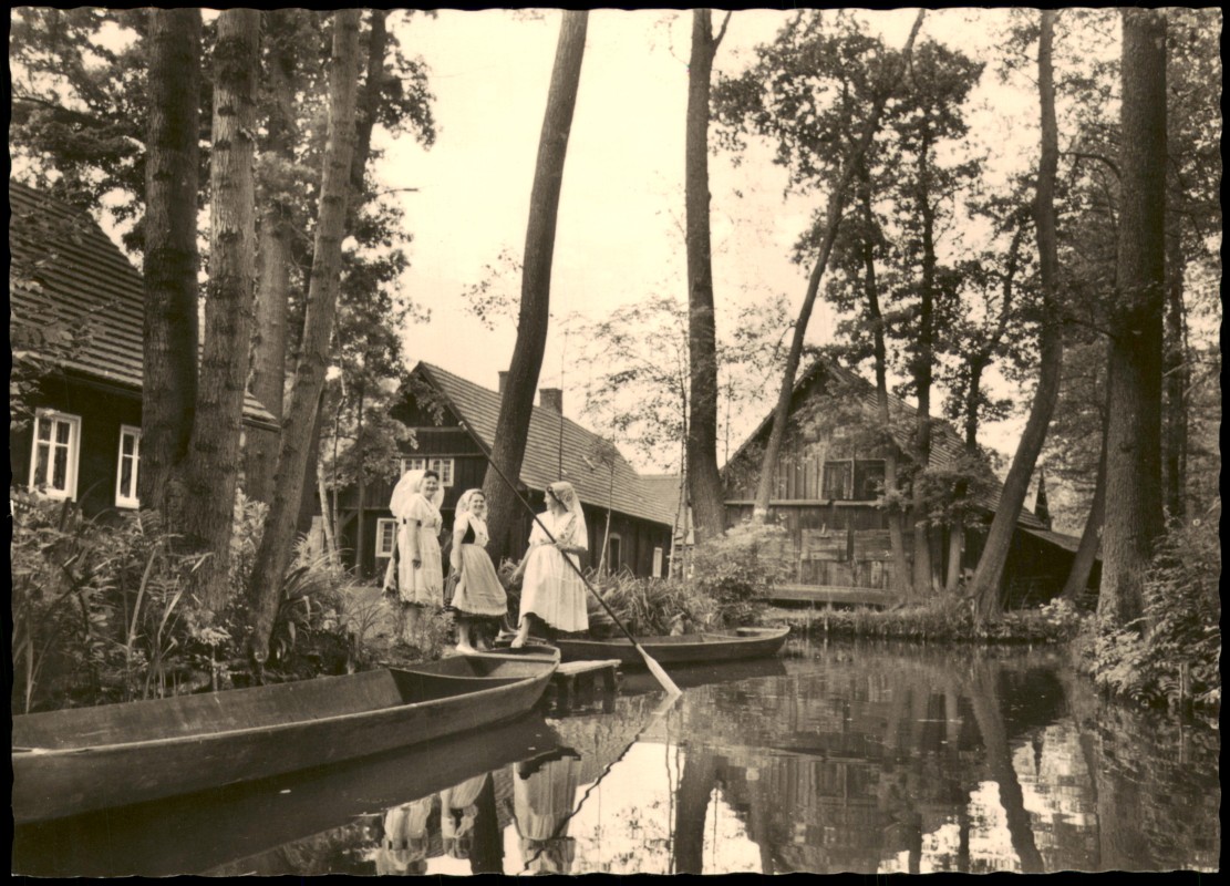 zoom: Image side vintage Postcard from 1964: Frauen in Tracht Häuser Kahnfahrt:: .Brandenburg