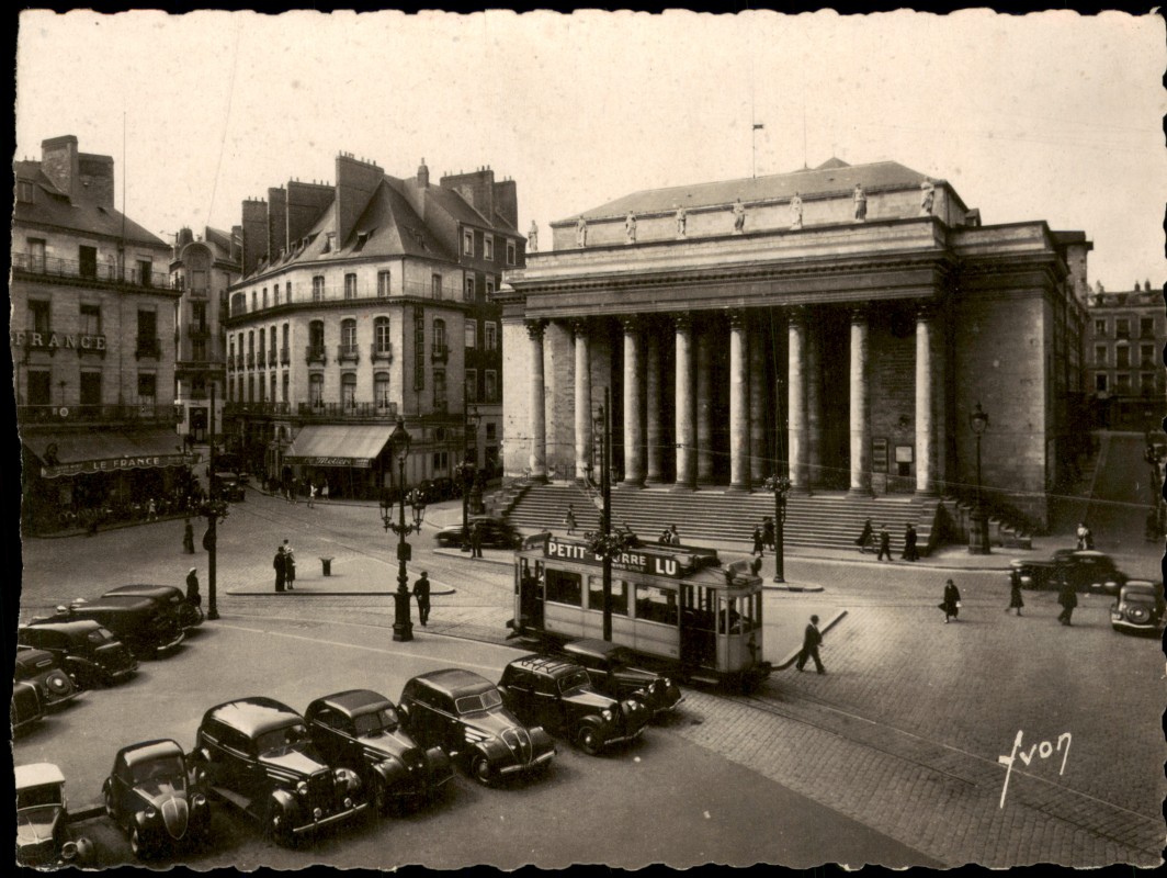 vergrößern: Bildseite historische Ansichtskarte von 1962: Place et théâtre Graslin Autos Straßenbahn:: Nantes