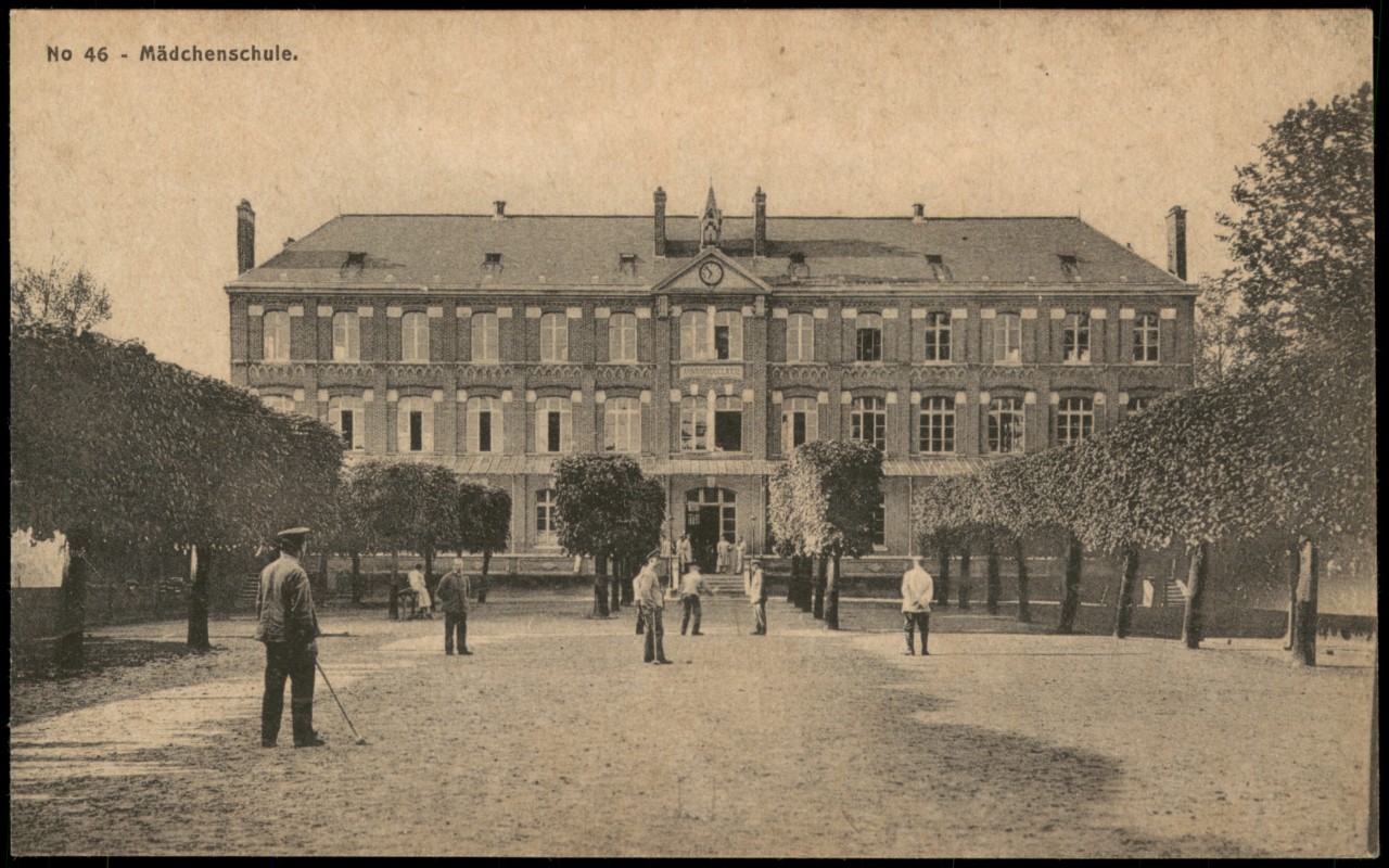 zoom: Image side vintage Postcard from 1917: Soldaten vor Mädchenschule Erster Weltkrieg:: .Frankreich