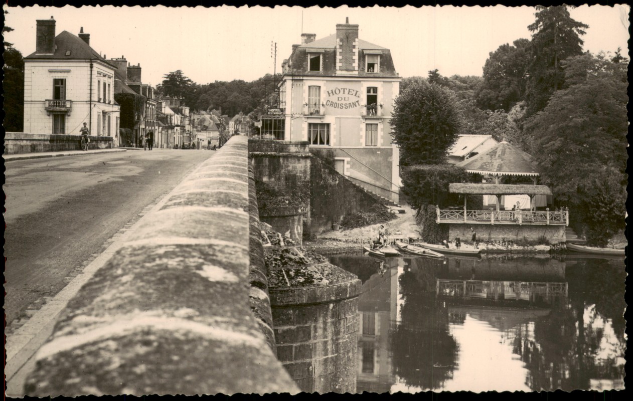 vergrößern: Bildseite historische Ansichtskarte von 1950: Ortsansicht Brücke Partie am Hotel Du Croissant:: Montbazon