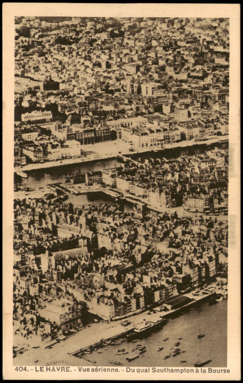 zoom: Image side vintage Postcard from 1930: Vue aérienne Du quai Southampton à la Bourse:: Le Havre