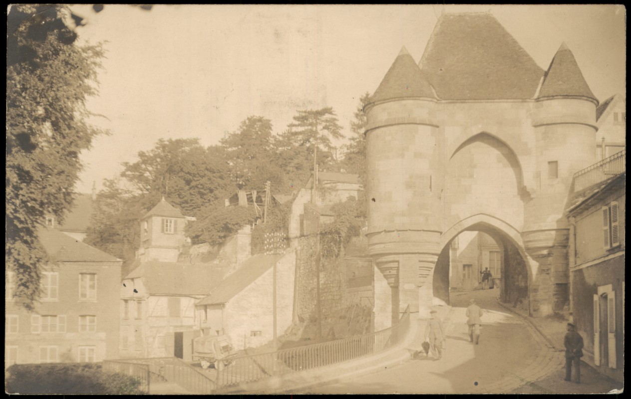 vergrößern: Bildseite historische Ansichtskarte von 1915: Straßen Partie am Stadttor:: Laon